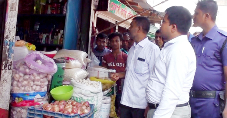 পেঁয়াজের দাম বেশি রাখায় ৪৬ হাজার টাকা জরিমানা