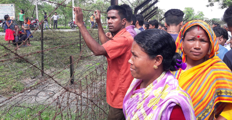 দেখা হলো, কথা হলো কিন্তু ছুঁয়ে দেখা হলো না