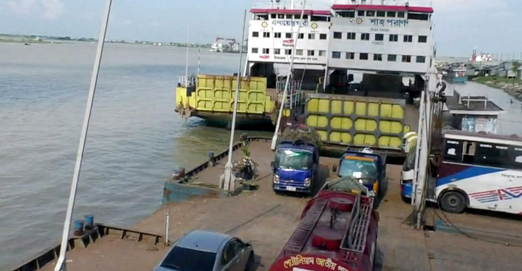 তীব্র নাব্য সংকট : ৩ ছোট ফেরিতে শুধু পার হচ্ছে অ্যাম্বুলেন্স