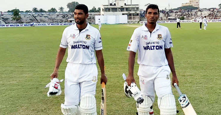 দলকে একাই টানছেন মাহমুদউল্লাহ