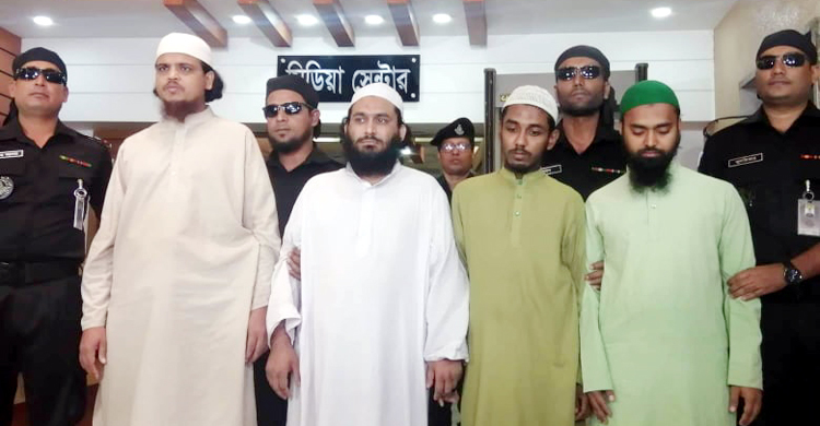 পথের কাঁটা সরিয়ে দিতে নিজেদের কাছে চাপাতি রাখতেন তারা