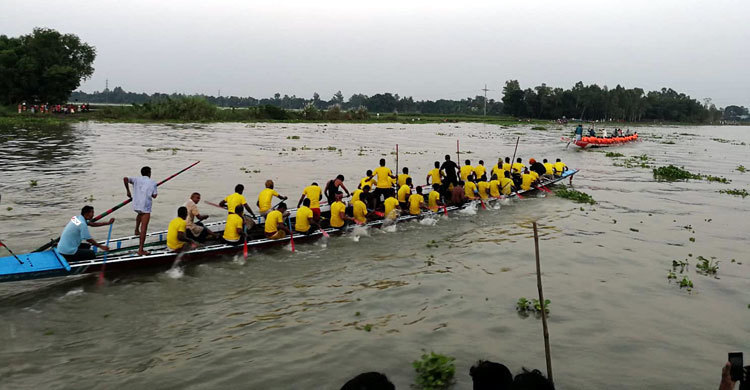 মির্জাপুরে ঐতিহ্যবাহী নৌকাবাইচ অনুষ্ঠিত