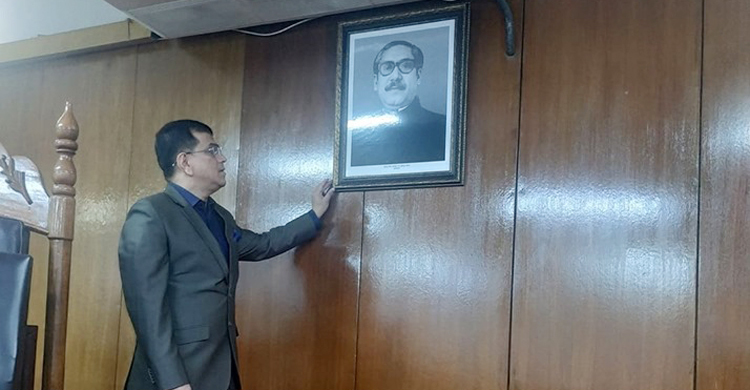 হাইকোর্টের এজলাসে উঠল বঙ্গবন্ধুর ছবি
