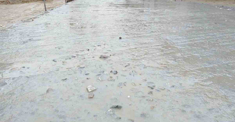 নওগাঁয় রাস্তা নির্মাণে নিম্নমানের কাজের অভিযোগ