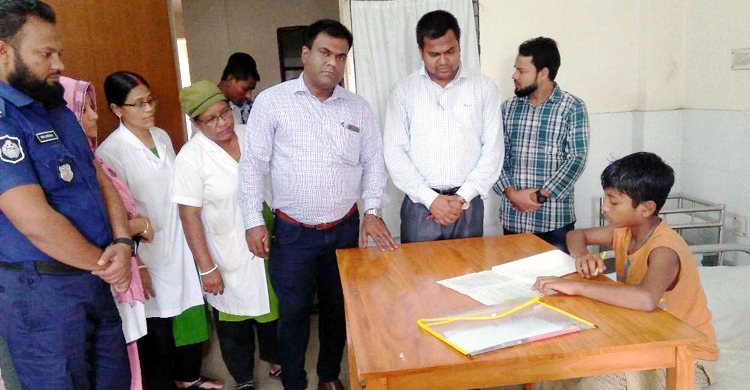 বাড়িতে বাবার লাশ, হাসপাতালের কেবিনে পরীক্ষা দিলো ছেলে