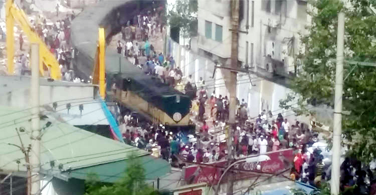 চলন্ত ট্রেন থামিয়ে নারায়ণগঞ্জে ব্যবসায়ীদের সড়ক অবরাধ