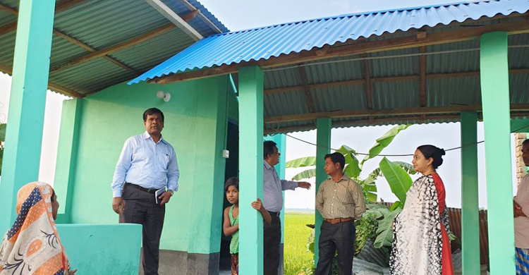 মিষ্টি নিয়ে আয়রন বিবির নতুন বাড়িতে ডিসি