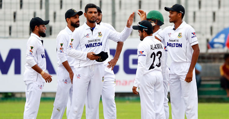 হঠাৎ বজ্রপাতে বন্ধ মিরপুরের খেলা