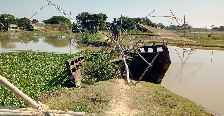 ১৫ বছর ধরে ঝুঁলে আছে কালভার্টটি!
