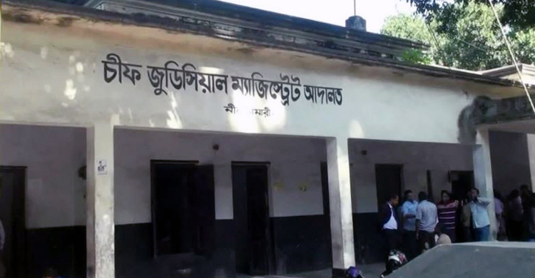 বিচারকের সামনে আদালতের কাঠগড়ায় আত্মহত্যার চেষ্টা