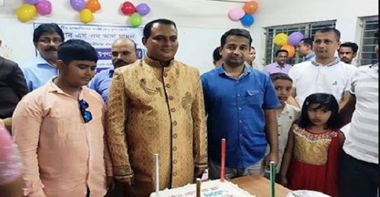 ‘বরের বেশে’ থানায় কেক কাটার দুদিনের মাথায় ওসিকে বদলি