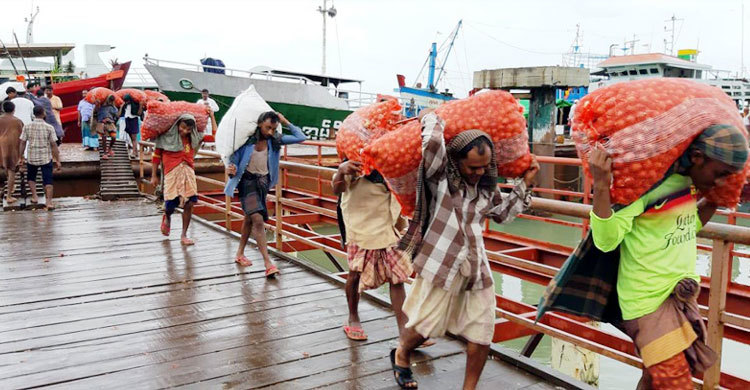 টেকনাফ থেকে সারাদেশে পেঁয়াজ গেল ৫৮৪ টন, খালাসের অপেক্ষায় ৮৪৩ টন