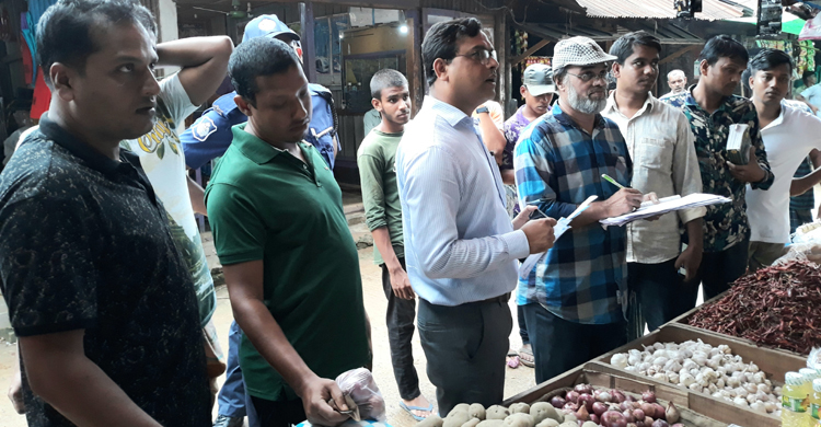 ম্যাজিস্ট্রেট আসার খবরে ৩০ টাকা কমে গেল পেঁয়াজের দাম