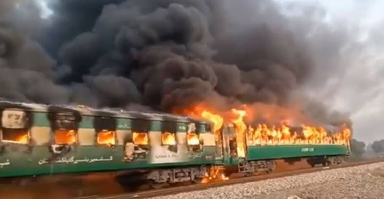 65 killed in Pakistan train fire