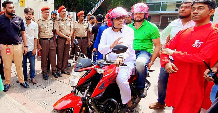হঠাৎ পলকের বাইকে মাশরাফি!