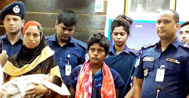 রাস্তায় সন্তান প্রসব করলেন মা, জানেন না কে তার সন্তানের বাবা