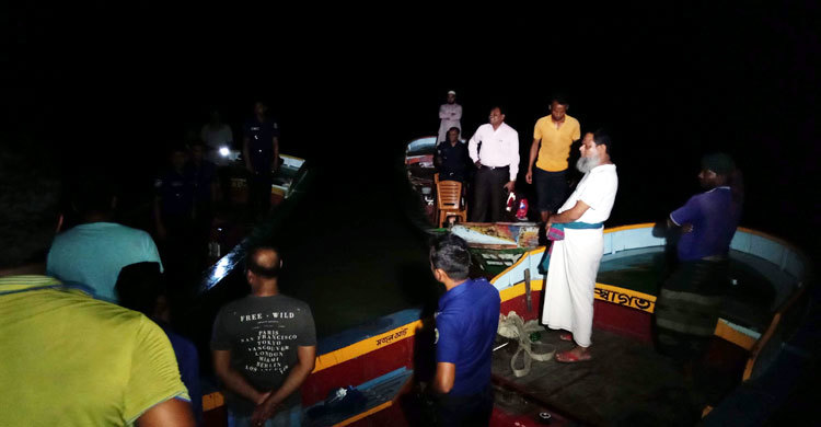 জেলের বেশে নদীতে নেমে ধরা উপজেলা চেয়ারম্যান!