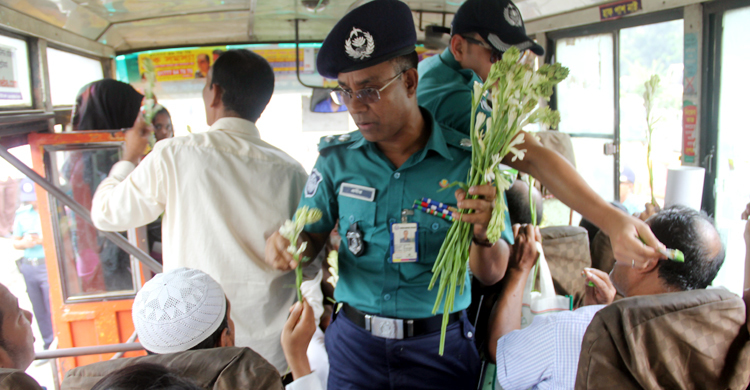 পথচারীদের ফুল-চকলেট দিল পুলিশ