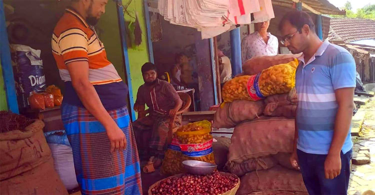 ছদ্মবেশে পেঁয়াজের বাজারে ম্যাজিস্ট্রেট