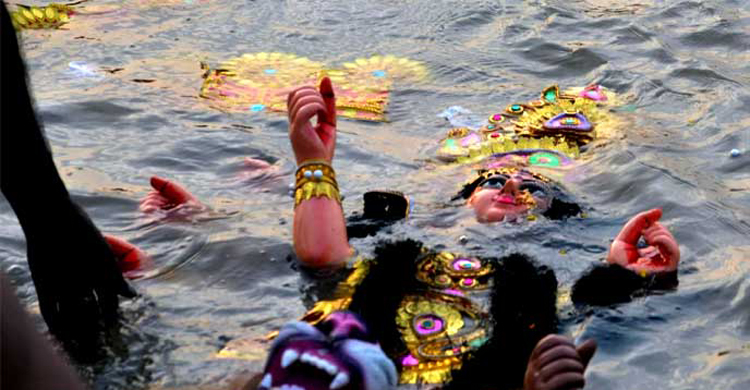 প্রতিমা বিসর্জনের সময় প্রাণ গেল যুবকের
