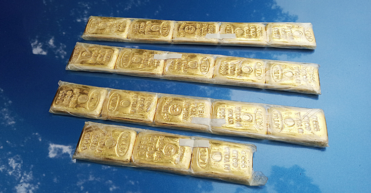 দুই মোটরসাইকেলের সংঘর্ষ, আহত আরোহীর জুতায় মিলল ১৮ স্বর্ণের বার