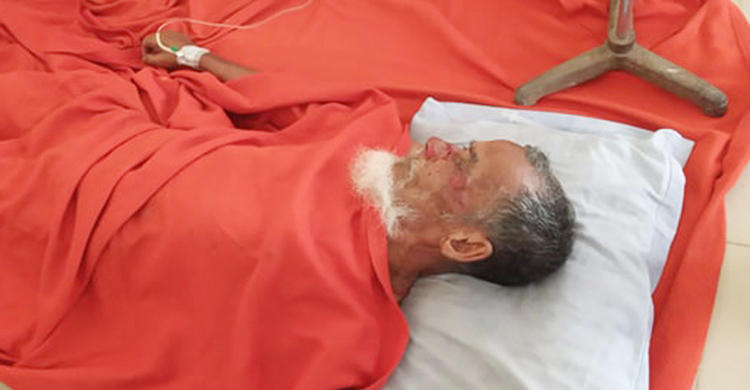 অসুস্থ বৃদ্ধকে রাস্তা থেকে তুলে হাসপাতালে নিলেন ইউএনও