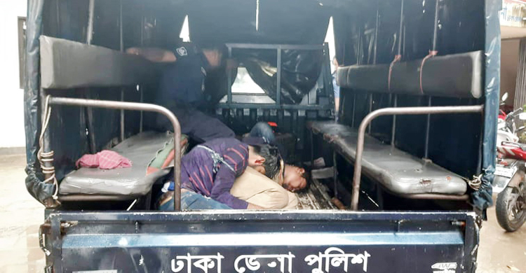 সাভারে বিকাশের টাকা লুটের চেষ্টা, অস্ত্রসহ ৩ সন্ত্রাসী আটক