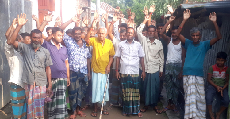 গ্রাম পুলিশের বাড়িতে মদের কারখানা