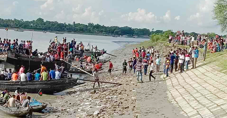 প্রতিমা বিসর্জনে ইছামতি নদীতে দুই বাংলার মিলনমেলা