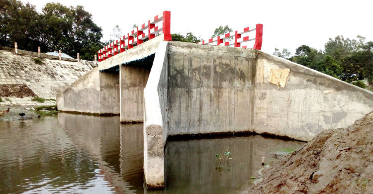 সেতু আছে সংযোগ সড়ক নেই, ভোগান্তিতে ২৫ হাজার মানুষ