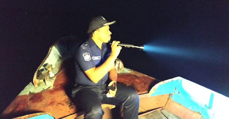 গভীর রাতে নদী পাহারায় পুলিশ সুপার