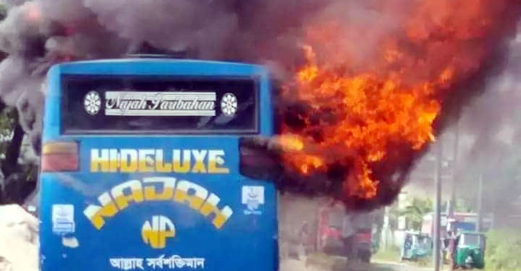 ৪০ যাত্রীসহ চলন্ত বাসে আগুন