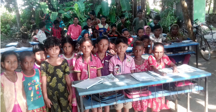 পাঠদান বাড়ির আঙ্গিনায়, পরীক্ষা মসজিদে