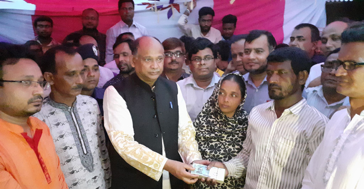 ট্রেনে নিহত আপেলের পরিবারকে ১ লাখ টাকা দিলেন রেলমন্ত্রী