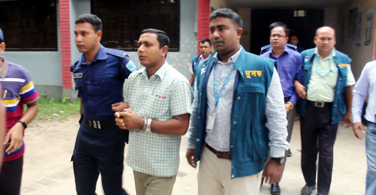 ঘুষ লেনদেনের সময় হাতেনাতে ধরা শিক্ষা কর্মকর্তা