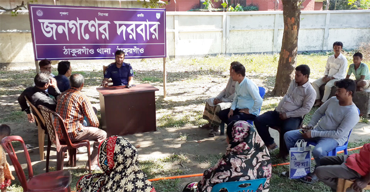 কাঁঠালতলায় জনগণের দরবার খুলে সেবা দিচ্ছেন ওসি