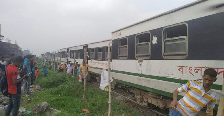ঢাকা-নারায়ণগঞ্জ রুটের ট্রেন লাইনচ্যুত, ৪ ঘণ্টায়ও সচল হয়নি