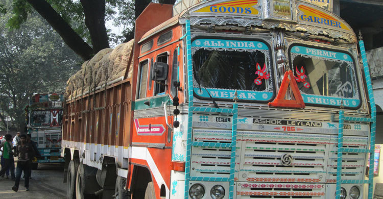 ৭৩ ট্রাক পেঁয়াজ ঢুকছে ভোমরা বন্দর দিয়ে