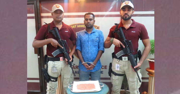 বিমানযাত্রীর পেটে ১৮০০ ইয়াবা