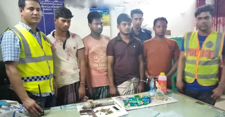 কুমিল্লায় বিপুল পরিমাণ অস্ত্রসহ গ্রেফতার ৪