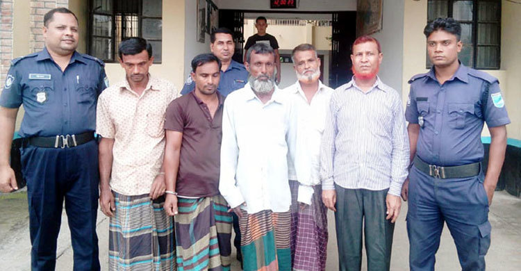 ৩২৫ টাকাসহ ৫ জুয়াড়ি আটক