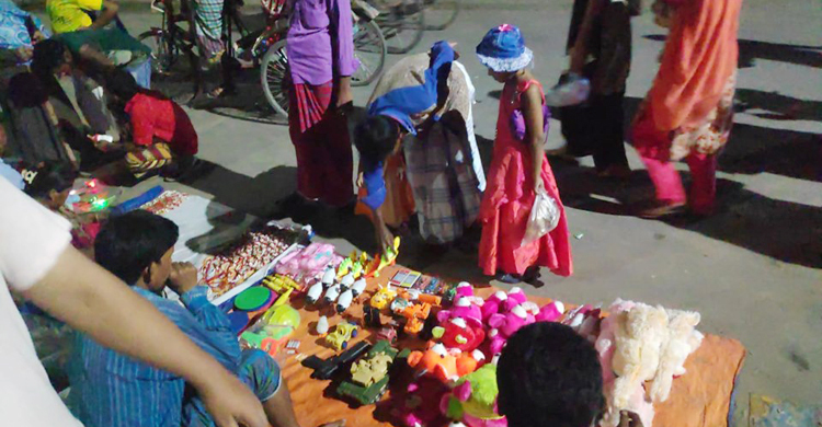 আজিমপুরের ফুটপাতে স্মৃতি জাগানিয়া আশুরার মেলা