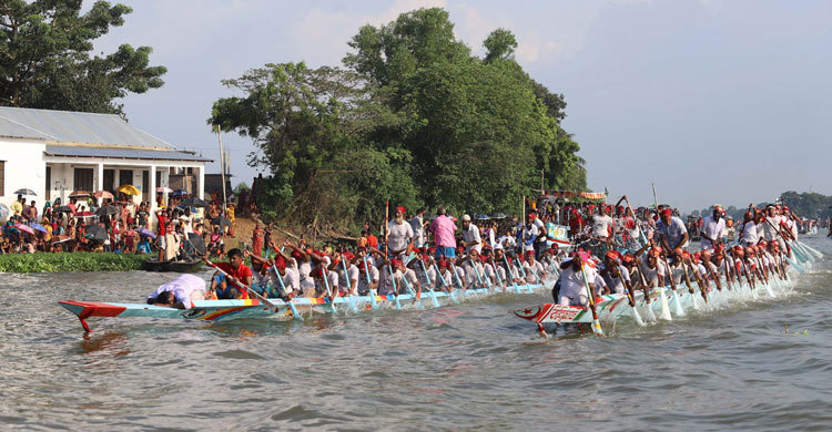 তিতাসে বর্ণাঢ্য নৌকাবাইচ