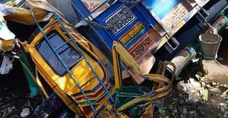 কলেজছাত্রকে চাপা দিয়ে ট্রাক খাদে