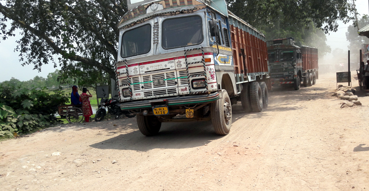 সড়ক সংস্কারের দাবিতে বুড়িমারীতে আমদানি-রফতানি বন্ধ