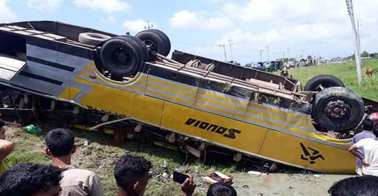 সৌদিয়া পরিবহনের বাস নিয়ন্ত্রণ হারিয়ে ধানক্ষেতে