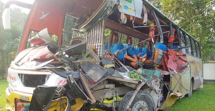 দাঁড়িয়ে থাকা রডবোঝাই ট্রাকে বাসের ধাক্কা, নিহত ৪