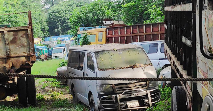 রোদে পুড়ে বৃষ্টিতে ভিজে নষ্ট হচ্ছে শাহবাগ থানার মামলার আলামত