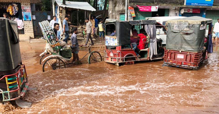 সড়ক তো নয় যেন জলাশয়!