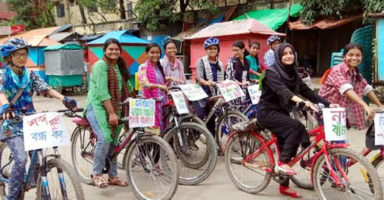 পরিবেশ রক্ষার দাবিতে নারীদের সাইকেল র‌্যালি